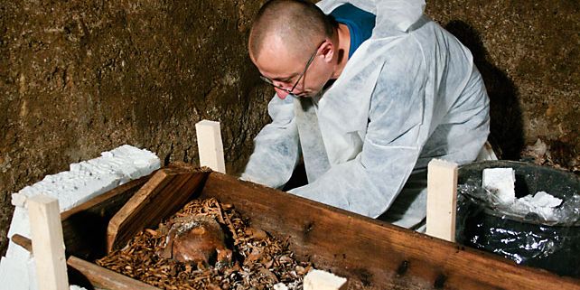 Doktorand z Filozofické fakulty MU, Jan Zůbek, měl na starosti archeologické práce u kostela svatého Jakuba, kde se našla druhá největší kostnice v Evropě. Foto: Archiv A. Zůbka.