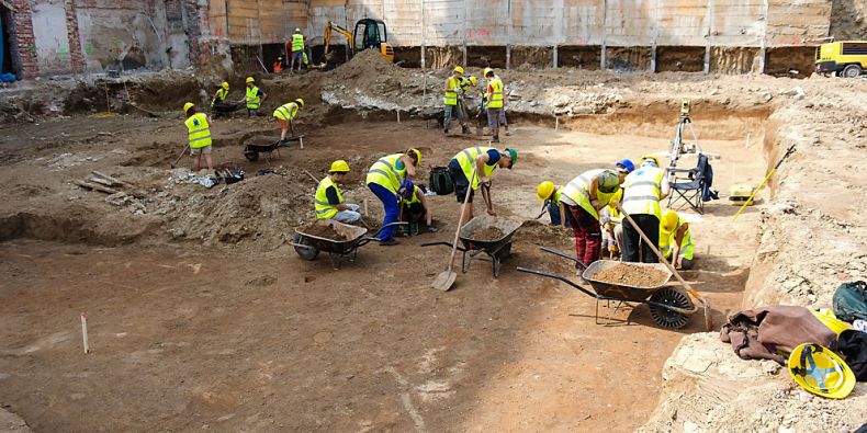 I na filozofické fakultě, kde se akce koná, se před pár lety dělaly archeologické vykopávky.