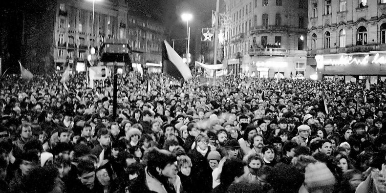 Demonstrace na brněnském náměstí Svobody z listopadu 1989.