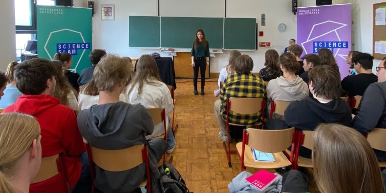 Science slam Tour nabízí možnost představit zábavnou formou svůj vědecký projekt středoškolákům. 