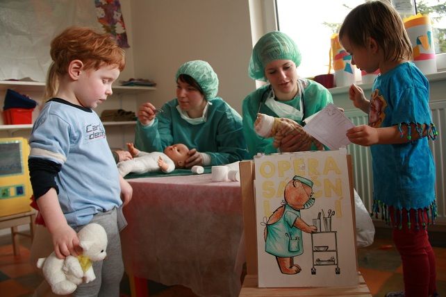  Děti si samy vyzkouší lékařskou prohlídku na velkém medvědovi a pak vymyslí chorobu svému zvířátku, které nechají ošetřit. Foto: Martina Hromádková.