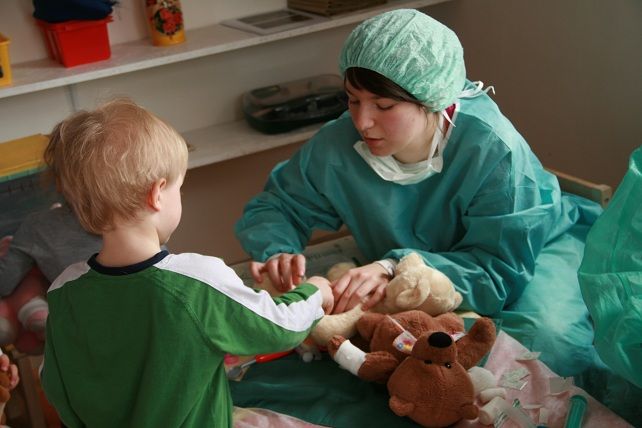  Děti si samy vyzkouší lékařskou prohlídku na velkém medvědovi a pak vymyslí chorobu svému zvířátku, které nechají ošetřit. Foto: Martina Hromádková.