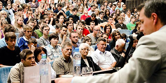 Diskusi o možnosti zrušení komunistické strany uspořádali studenti MU v rámci cyklu Masarykovy debaty. Názory pro i proti si přišlo do auly na právnické fakultě poslechnout více než 400 lidí. Foto: Archiv pořadatelů.