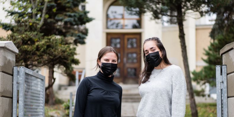 Helena Rozporková a Karolína Vernerová bojují proti špatné náladě básněmi.