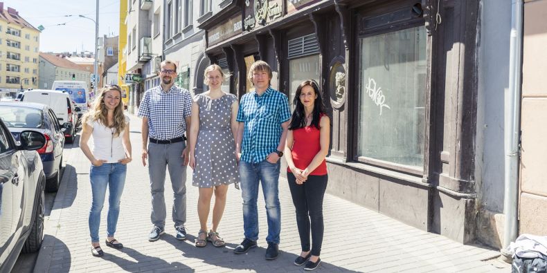 Členové přípravného týmu Symbios před domem v ulici Křenová: Tereza Modráková, Radoslav Škapa, Ester Koňařová, Bohuslav Binka a Veronika Išová.