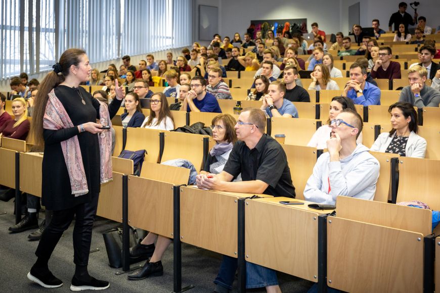 Když v týmu řešíme nějaký problém, neradím se s deseti ekonomy. Na meetingu se mnou sedí jeden ekonom, jeden IT specialista, jeden sociolog a jeden právník, říká le Moigne.