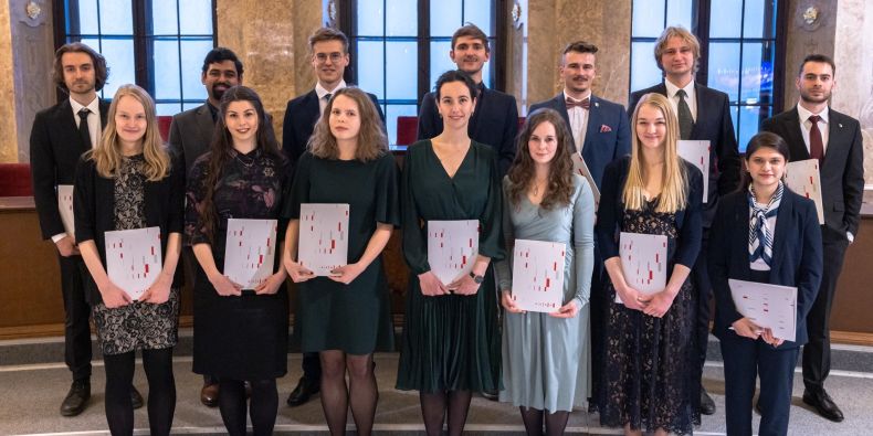 Většina doktorandů a doktorandek z Masarykovy univerzity se ceremoniálu osobně účastnila. 