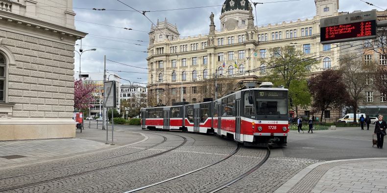 Zaměstnanci MU nejčastěji jezdí do práce tramvají. 