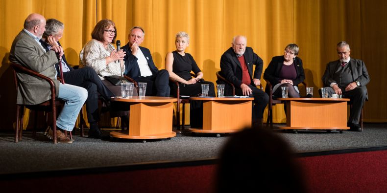 Hosté třetí debaty na téma Od Listopadu k dnešku (zleva): Josef Jařab, Miroslav Vaněk, Eliška Wagnerová, moderátoři Jiří Voráč a Adéla Elbel a dále Petr Zeman, Anna Šabatová a Karel Schwarzenberg.