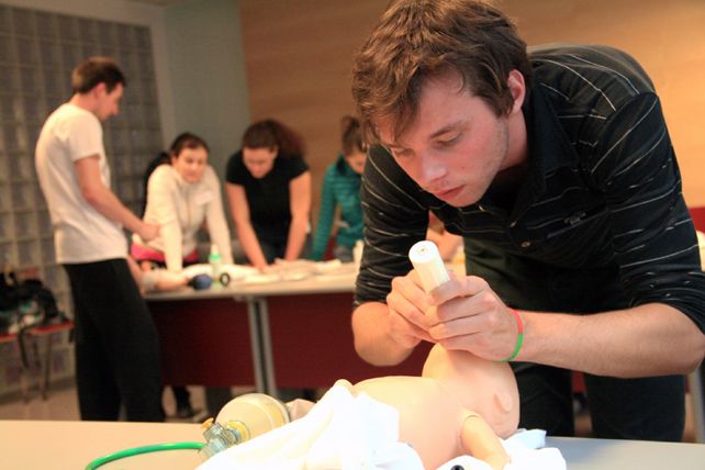  Kurzy urgentní medicíny nutí studenty prakticky a v terénu řešit reálné situace. Foto: Martina Hromádková.