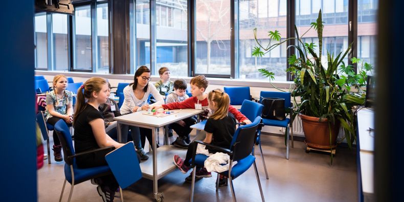 Studenti Pedagogické fakulty MU hlídají děti zaměstnanců Fakultní nemocnice Brno.