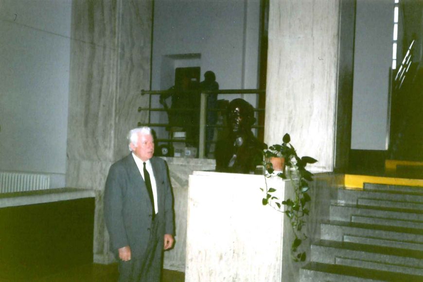 Miroslav Vávra v roce 1995 po umístění bust.