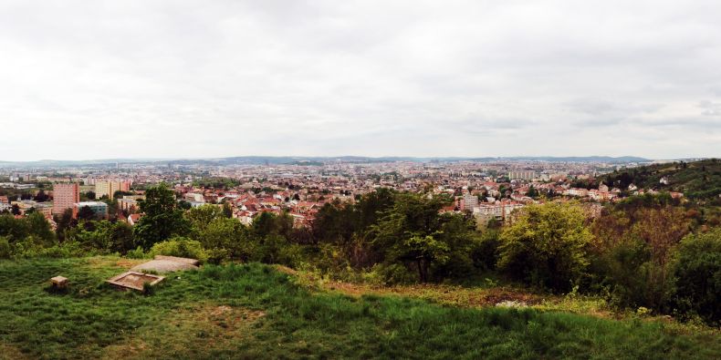 Výhled na Brno z vrcholu Bílé hory.