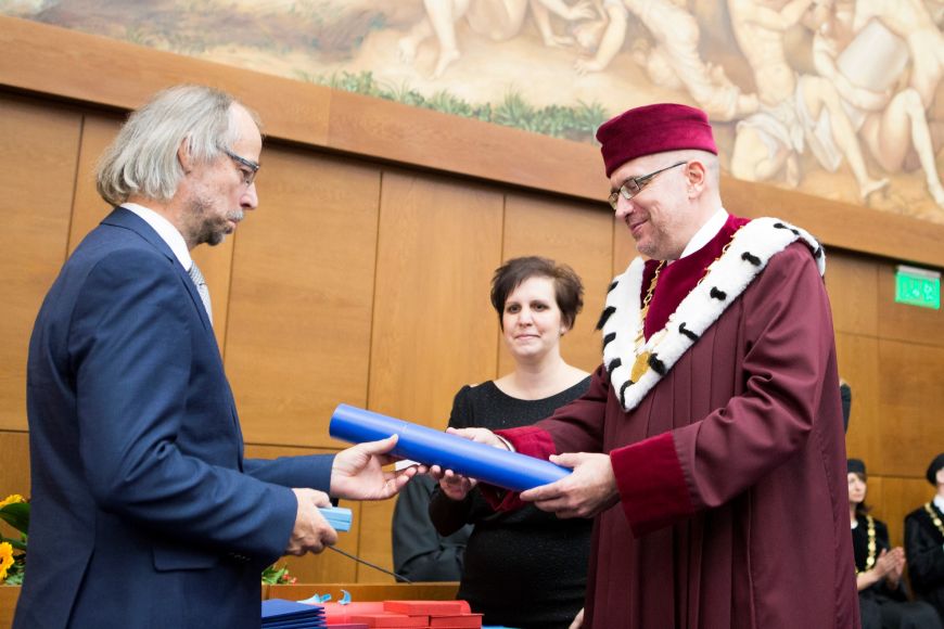 Jedno z nejvyšších ocenění, stříbrnou medaili, dostal Radek Horáček z katedry výtvarné výchovy.