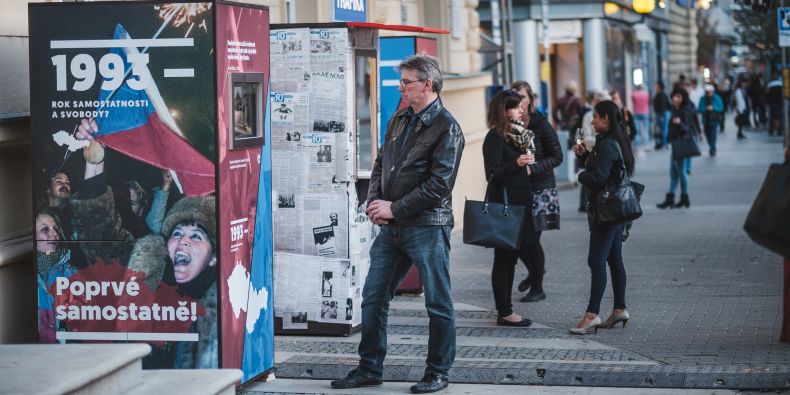 Kolemjdoucí na výstavě najdou trafiku s dobovým tiskovinami, uslyší abdikační projev Václava Havla nebo si přečtou vzpomínky tehdejšího i současného rektora Muni.