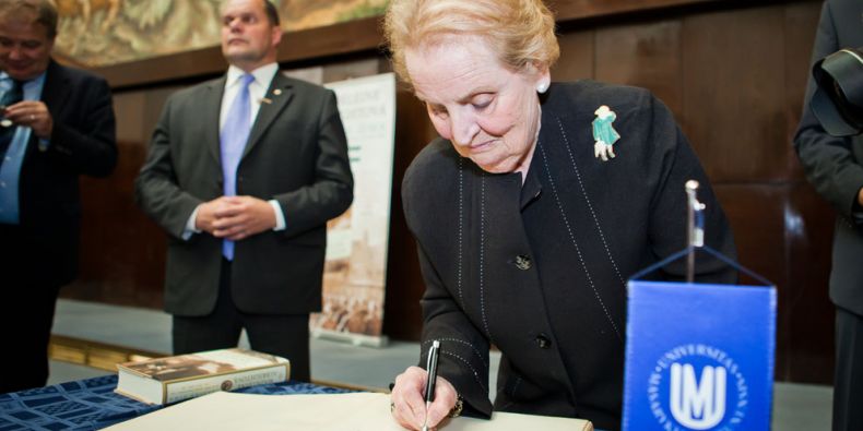 Madeleine Albrightová se po besedě se studenty zapsala do Pamětní knihy Masarykovy univerzity. Foto: Ondřej Surý.