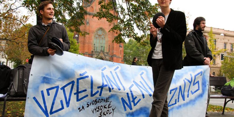 Desítky studentů se sešly na Komenského náměstí, aby protestovaly proti krokům ministra školství Petra Fialy, který plánuje zavést zápisné. Poté se v průvodu vydaly na Malinovského náměstí. Foto: Katarína Jablonská.