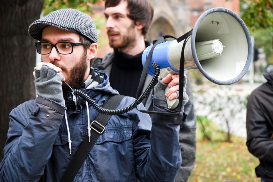  Desítky studentů se sešly na Komenského náměstí, aby protestovaly proti krokům ministra školství Petra Fialy, který plánuje zavést zápisné. Poté se v průvodu vydaly na Malinovského náměstí. Foto: Katarína Jablonská.