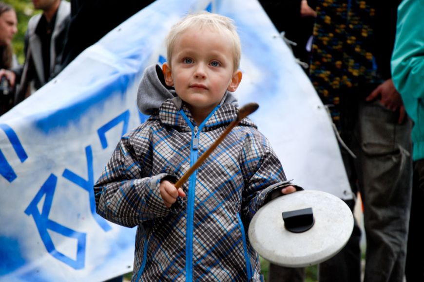  Desítky studentů se sešly na Komenského náměstí, aby protestovaly proti krokům ministra školství Petra Fialy, který plánuje zavést zápisné. Poté se v průvodu vydaly na Malinovského náměstí. Foto: Katarína Jablonská.