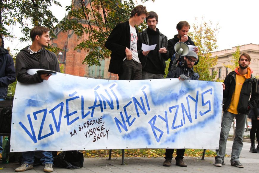  Desítky studentů se sešly na Komenského náměstí, aby protestovaly proti krokům ministra školství Petra Fialy, který plánuje zavést zápisné. Poté se v průvodu vydaly na Malinovského náměstí. Foto: Katarína Jablonská.