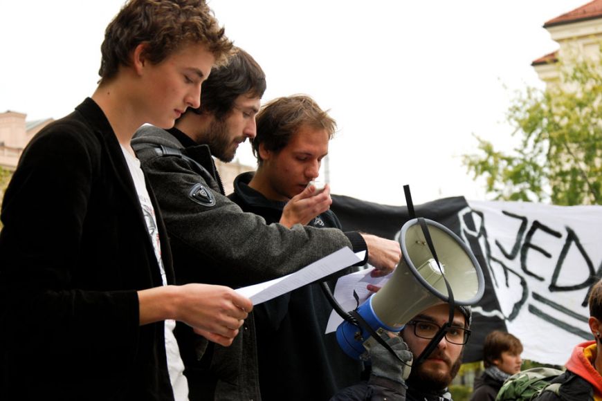  Desítky studentů se sešly na Komenského náměstí, aby protestovaly proti krokům ministra školství Petra Fialy, který plánuje zavést zápisné. Poté se v průvodu vydaly na Malinovského náměstí. Foto: Katarína Jablonská.