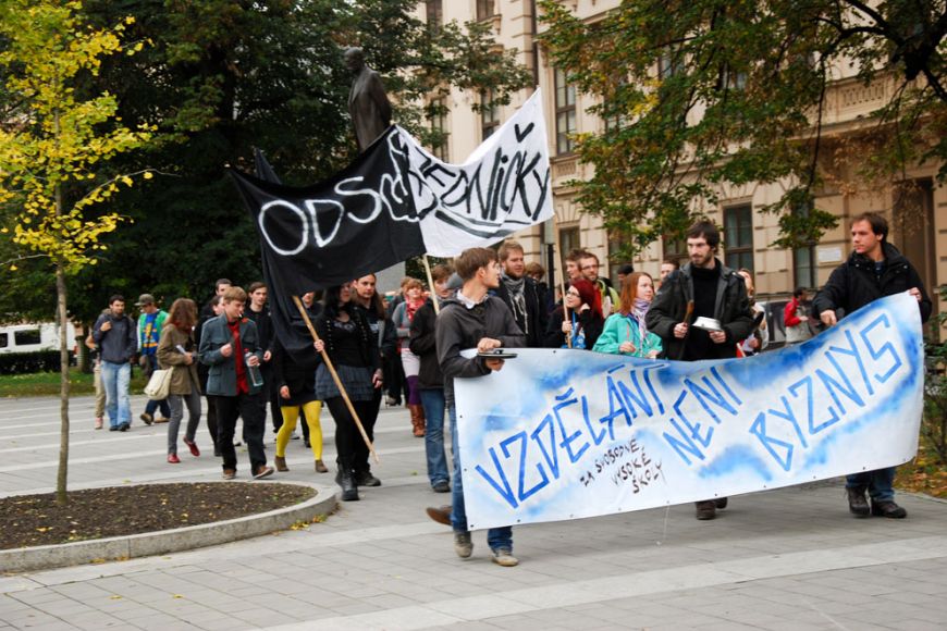  Desítky studentů se sešly na Komenského náměstí, aby protestovaly proti krokům ministra školství Petra Fialy, který plánuje zavést zápisné. Poté se v průvodu vydaly na Malinovského náměstí. Foto: Katarína Jablonská.