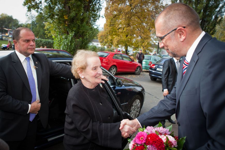  Madeleine Albrightovou přivítal na Masarykově univerzitě rektor Mikuláš Bek. Poté šla diskutovat s několika stovkami studentů do zaplněné auly. Foto: Ondřej Surý.