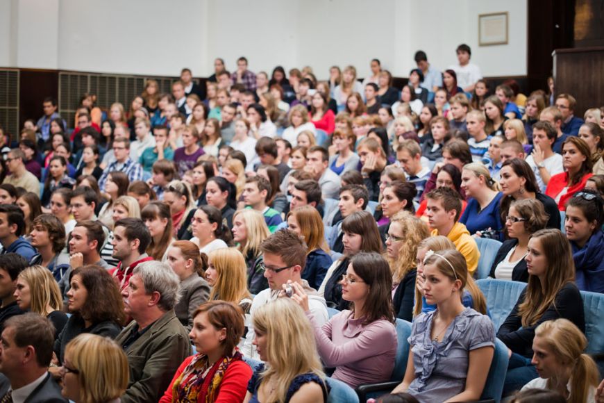  Madeleine Albrightovou přivítal na Masarykově univerzitě rektor Mikuláš Bek. Poté šla diskutovat s několika stovkami studentů do zaplněné auly. Foto: Ondřej Surý.