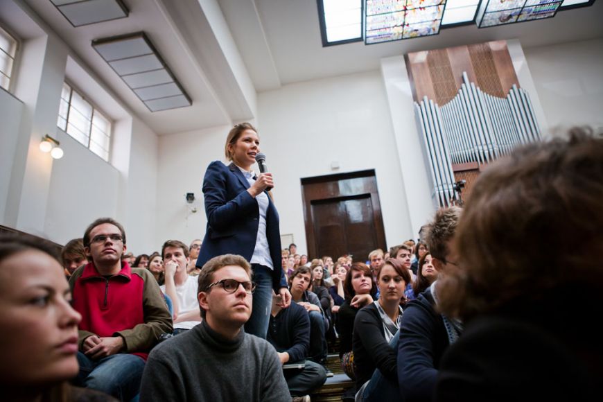  Madeleine Albrightovou přivítal na Masarykově univerzitě rektor Mikuláš Bek. Poté šla diskutovat s několika stovkami studentů do zaplněné auly. Foto: Ondřej Surý.