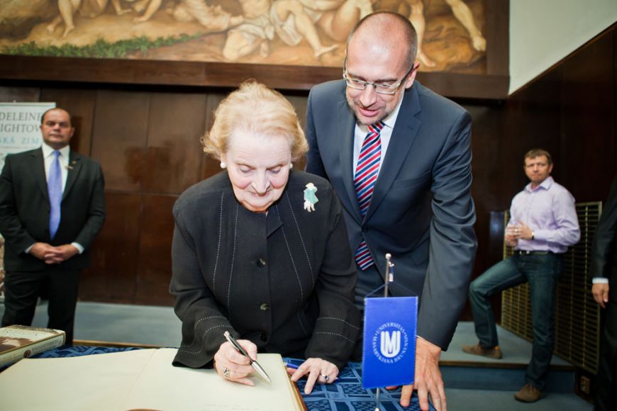  Madeleine Albrightovou přivítal na Masarykově univerzitě rektor Mikuláš Bek. Poté šla diskutovat s několika stovkami studentů do zaplněné auly. Foto: Ondřej Surý.