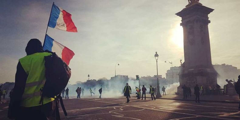 Záběr z demonstrací žlutých vest ve Francii.