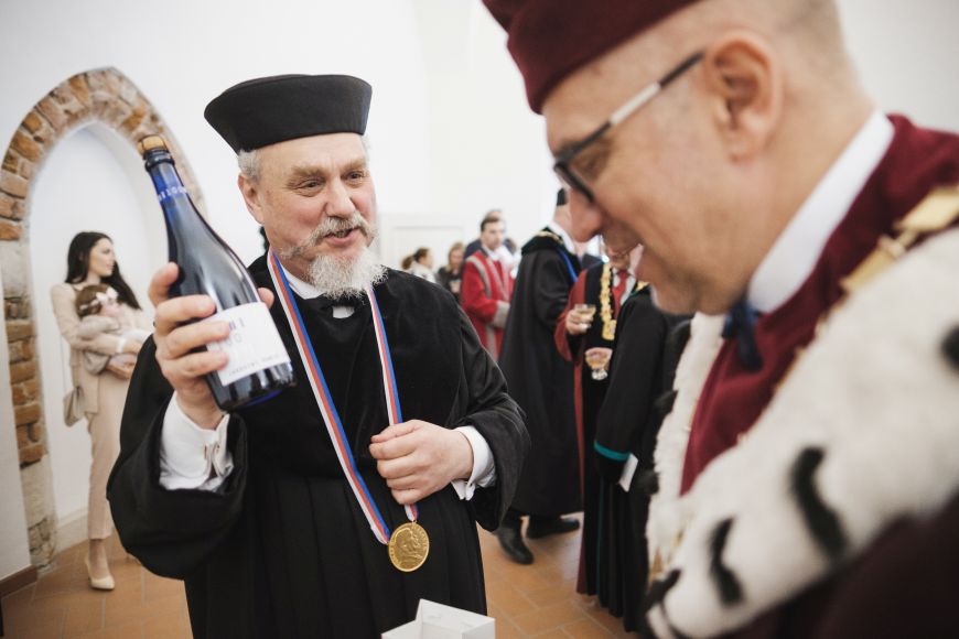 Přípitek univerzitním vínem ke 100. výročí založení školy.