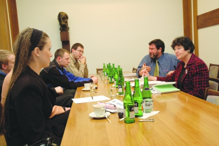 Experti OECD Bente Kristensen a Arthur Hauptman se 22.března také setkali s několika členy Studentské komory Akademického senátu MU. Foto: Ondřej Ženka.