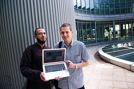 Absolvent MU Tomáš Staudek (vlevo) a student Jaroslav Škrabálek stojí za projektem, který má pořadatelům konferencí nabídnout přehlednou mobilní kancelář. Foto: Archiv J. Škrabálka.