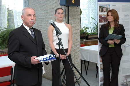 Příští České akademické hry se budou konat na Technické univerzitě v Liberci, jejíž rektor Vojtěch Konopa (na fotografii) na slavnostním zakončení letošních her osobně převzal putovní vlajku od rektora MU Petra Fialy. Foto: Ondřej Ženka. 