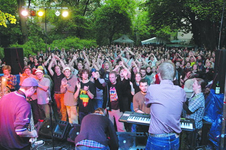 Festival Přesahy je největší akcí pořádnou stejnojmenným občanským sdružením. Loňský ročník, který se opakování zřejmě dočká až příští rok, navštívilo více než tisíc lidí. Foto: Ondřej Ženka.