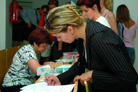 Do bakalářských a magisterských studijních programů bylo na Masarykově univerzitě v akademickém roce 2006/07 přijato více než sedmnáct tisíc uchazečů. Snímek z náhradního termínu zápisu na Filozofické fakultě, který se uskutečnil začátkem září. Foto: Ondřej Ženka.