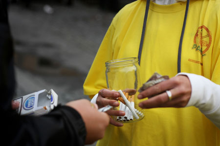 Skupina asi padesáti dobrovolníků-studentů oslovovala kolemjdoucí kuřáky a nabízela jim směnu jejich cigarety za kondom. Foto: Archiv IFMSA.