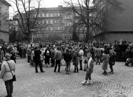 Nádvoří Filozofické fakulty v pondělí 20.11. 1989, kam stávkový výbor FF sezval všechny brněnské vysokoškoláky, aby založil stávkový koordinační výbor a připravil základní program. Foto: Archviv MU. 