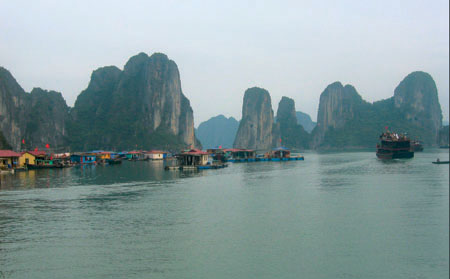 Dračí zátoka Ha Long nedaleko města Hai Phongu, kde se nachází vietnamsko-česká nemocnice. Foto: Jan Žaloudík.