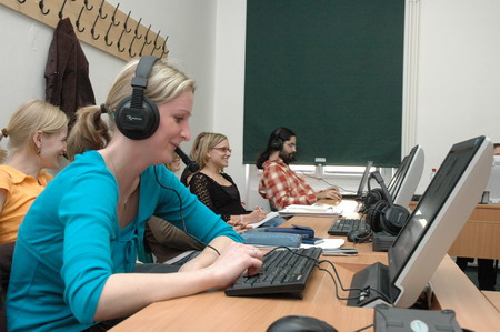 Studenti anglistiky se učí pracovat s vybavením nové multimediální učebny. Foto: Pavla Ondrušková.