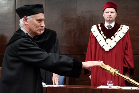 Profesor Lumír O. Hanuš získal čestný doktorát za zásluhy při poznávání vlastností látek, jež se nacházejí v rostlinných organismech. Foto: Petr Preclík.