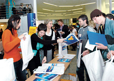 Studenti dostali na veletrhu pracovních příležitostí materiály všech zastoupených firem. Foto: David Povolný. 