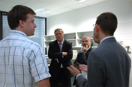 Premiér ČR navštívil univerzitní kampus, kde si prohlédl laboratoře a setkal se s vědci a studenty z Masarykovy univerzity. Foto: David Povolný.