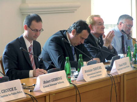 Na Ministerstvu zahraničních věcí se setkali odborníci, kteří mají o politiku NATO dlouholetý expertní zájem. Foto: Archiv Mezinárodního politologického ústavu.