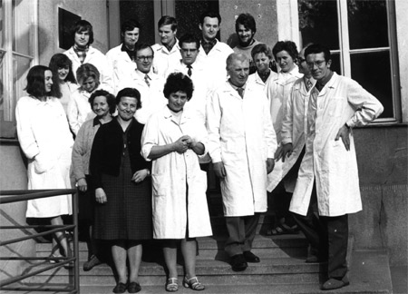 Spoluzakladatel Ústavu biochemie doc. Ladislav Skurský (první zprava) a jeho kolegové na fotografii z roku 1973. Foto: Archiv Ústavu biochemie Přírodovědecké fakulty. 