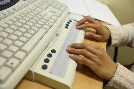 Návrh české normy osmibodového Brailleova písma na zápis matematických textů podala Masarykova univerzita na květnovém semináři o Brailleově písmu. Foto: Archiv muni.cz.