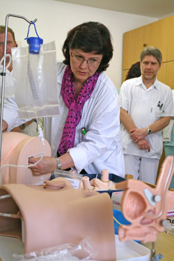 Zástupkyně přednosty kliniky doc. Lenka Veverková předvádí fungování jednotlivých modelů, na nichž se začnou medici učit už od jarního semestru. Foto: Petr Preclík. 