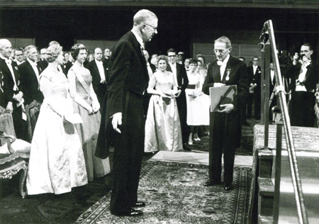 Český vědec profesor Jaroslav Heyrovský přebírá Nobelovu cenu za chemii od švédského krále Gustava Adolfa VI. Stockholm 1959. Foto: www.radio.cz 