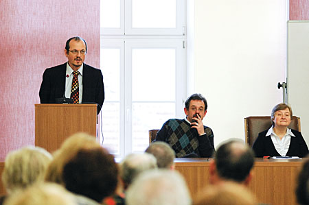 Jedním z cílů děkana Kroba pro další funkční období je více zapojovat studenty doktorských programů do probíhajících výzkumů. Foto: David Povolný.